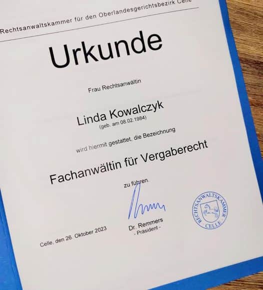 Urkunde Fachanwältin für Vergaberecht für Linda Kowalczyk, sjs Rechtsanwälte